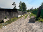 Самовольно установленные бетонные блоки.